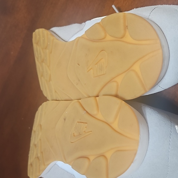 NIKE sneakers, size 9.5. Euc - Picture 12 of 14